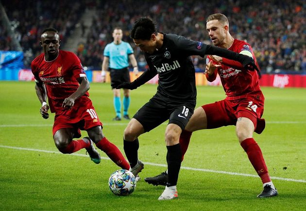 Takumi Minamino ze Salcburku v obklíčení liverpoolských hráčů Jordana Hendersona (vpravo) a Sadia Maného.