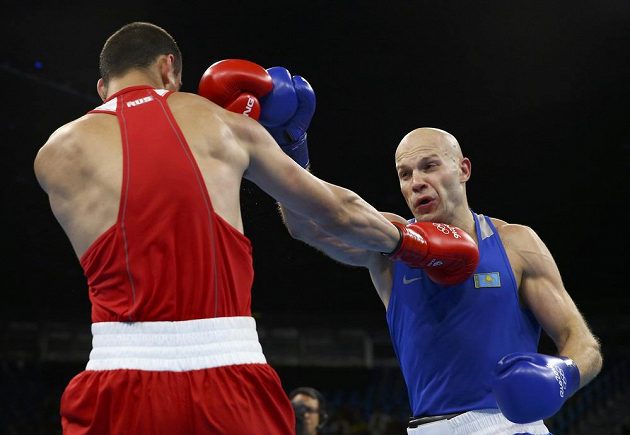 Ruský boxer Jevgenij Tiščenko (vlevo) ve finálovém duelu s Vasilijem Levitem z Kazachstánu.