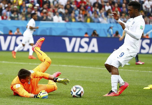 Angličan Daniel Sturridge (vpravo) už jen sleduje zákrok uruguayského brankáře Fernanda Muslery.