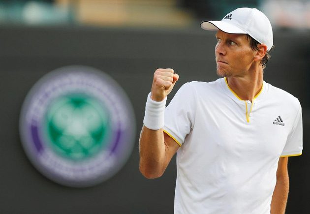 Tomáš Berdych se raduje po vyhraném prvním setu čtvrtfinále s Novakem Djokovičem.