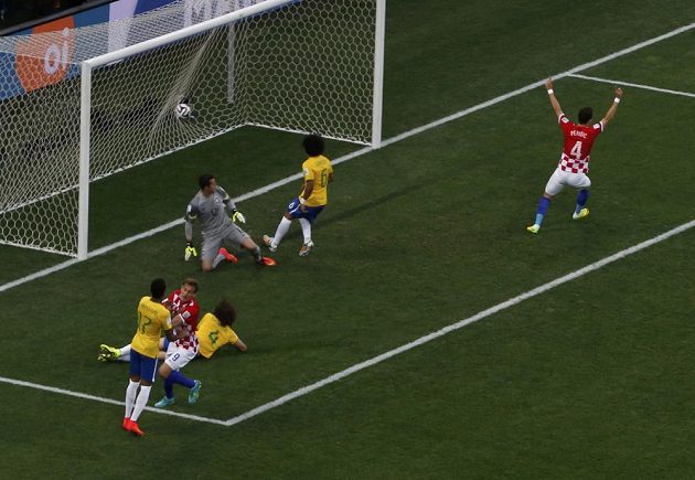 Brazilský obránce Marcelo (druhý zprava) si vstřelil vlastní gól v utkání s Chorvatskem.