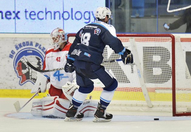 Plzeňský střelec Dominik Kubalík před překonaným olomouckým brankářem Branislavem Konrádem.