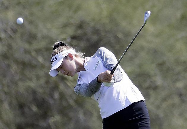 Americká golfistka Nelly Kordová se turnaji americké série LPGA ve Phoenixu dělí o druhé místo.
