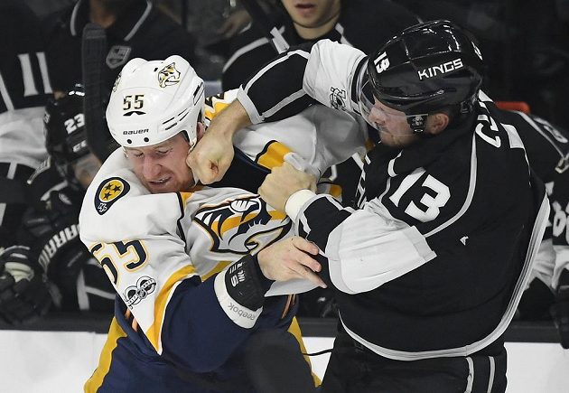 Několik rvaček bylo k vidění ve čtvrtečním zápasech NHL. Takhle se do sebe pustili Cody McLeod (vlevo) z Nashvillu a Kyle Clifford z Los Angeles.