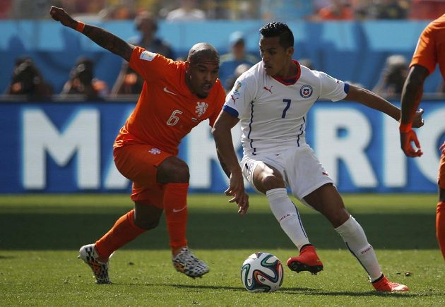 Nizozemec Nigel de Jong (vlevo) se snaží sebrat míč Alexisovi Sanchézovi z Chile.