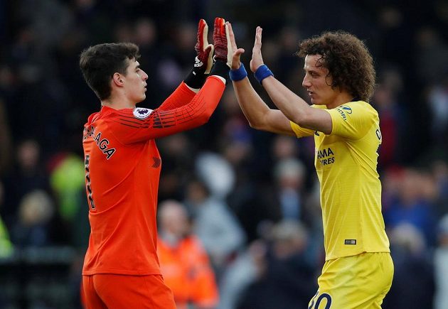Brankář fotbalové Chelsea Kepa Arrizabalaga slaví s obráncem Davidem Luizem výhru na půdě Crystal Palace v utkání Premier League.