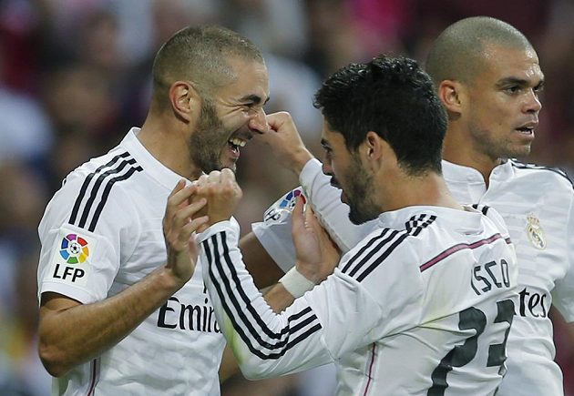 Útočník Realu Madrid Karim Benzema přijímá gratulaci ke vstřelení gólu proti Barceloně. Uprostřed záložník Isco, vpravo obránce Pepe.