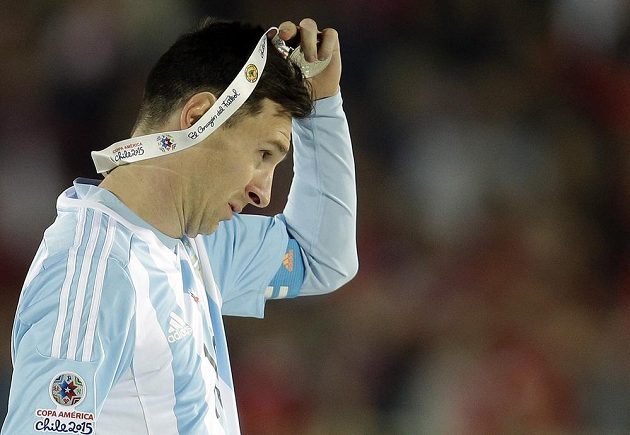 Zklamaný Lionel Messi sundavá po prohraném finále na Copě Américe z krku stříbrnou medaili