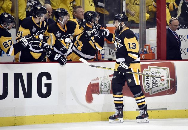 Centr Pittsburghu Penguins Nick Bonino (13) přijímá gratulace od svých spoluhráčů k vítěznému gólu proti San Jose.