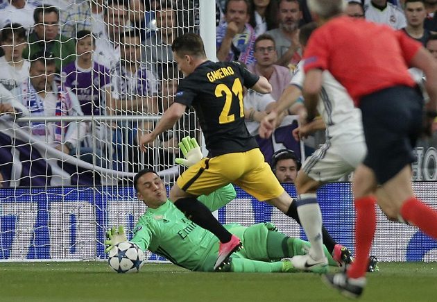 Brankář Realu Madrid Keylor Navas zasahuje před Kevinem Gameirem z Atlétika Madrid během prvního semifinále Ligy mistrů.