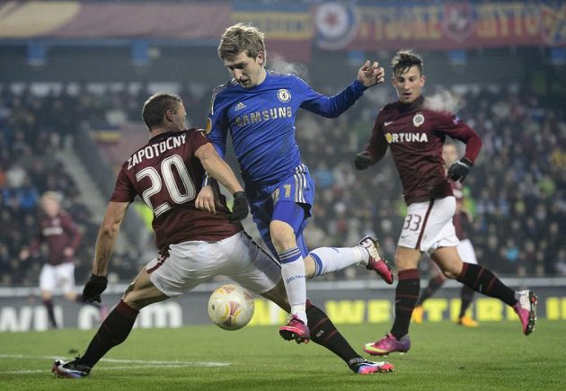 Sparťan Tomáš Zápotočný (vlevo) se snaží zastavit pronikajícího Marka Marina z Chelsea.