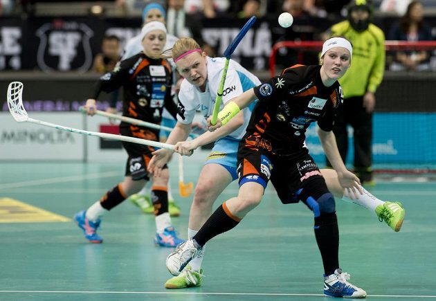 V Superfinále play off florbalové extraligy žen bojují Tamara Hašová z Herbadentu (vpravo) a Andrea Pastušková z Vítkovic.