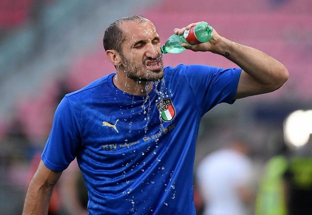 Italian quarterback Giorgio Chiellini refreshes himself during the preparatory match with the Czech team.