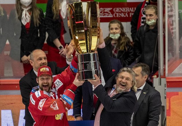 Zleva kapitán Třince Petr Vrána a prezident klubu Ján Moder s Masarykovým pohárem pro vítěze extraligy.