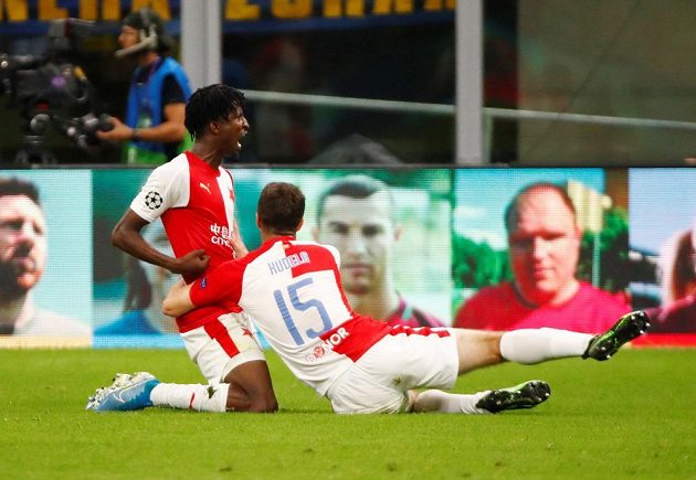 Gól! Fotbalisté Slavie Praha slaví gól Petera Olayinky v utkání Ligy mistrů na hřišti Interu Milán.