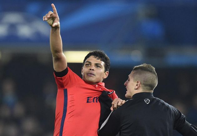 Kapitán PSG Thiago Silva a jeho spoluhráč Marco Verratti (zády) slaví postup do čtvrtfinále Ligy mistrů.