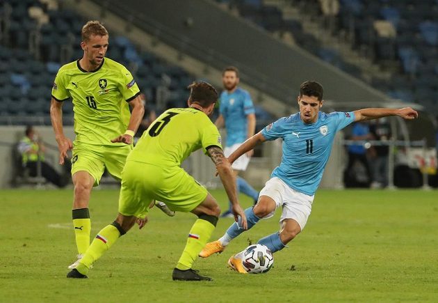 Izraelský fotbalista Manor Solomon zkouší obejít Ondřeje Čelůstku, vlevo přihlíží Tomáš Souček.