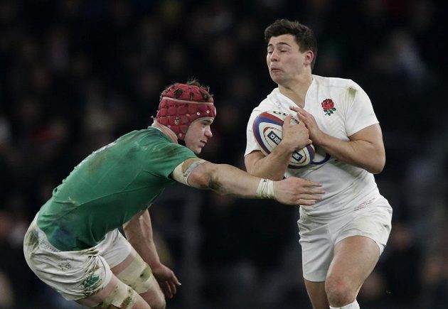 Šišku ti nedám! Angličan Ben Youngs zkouší zdolat překážku v podobě Joshe Van der Fliera z Irska.