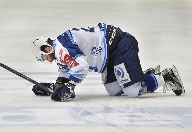 Otřesený Tomáš Svoboda z Plzně v utkání předkola play off hokejové extraligy s Vítkovicemi.