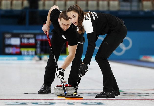 Ruští manželé Anastasia Bryzgalovová a Alexandr Krušelnickij v utkání o olympijský bronz proti Norsku.