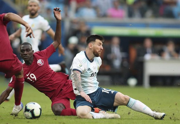 Argentinec Lionel Messi (vpravo) během utkání jihoamerického mistrovství proti Kataru.