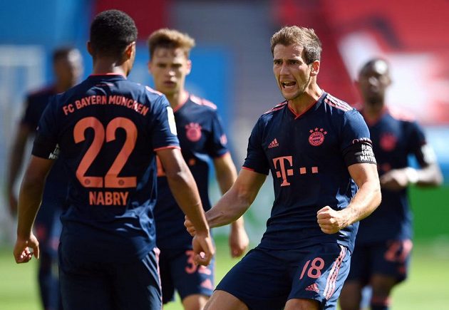 Radost fotbalistů Bayernu Mnichov - třetí gól v síti Leverkusenu slaví Serge Gnabry a Leon Goretzka.