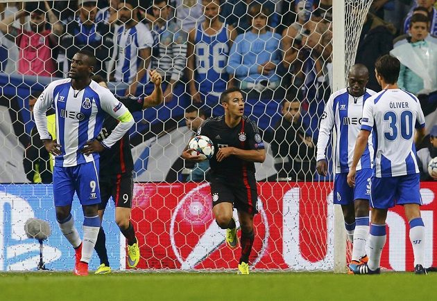 Fotbalista Bayernu Mnichov Thiago Alcantara (uprostřed) drží míč krátce poté, co snížil v zápase s Portem.