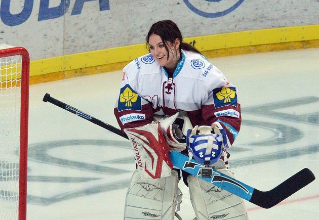 Zpěvačka Ewa Farna v přestávce utkání 21. kola hokejové extraligy mezi Spartou a Brnem.