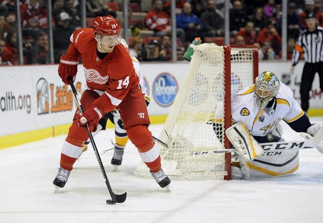 Švédský forvard Gustav Nyquist (14) z Detroitu přemýšlí, co udělá. Z brány Nashvillu na něj soustředěně hledí Pekka Rinne (35).