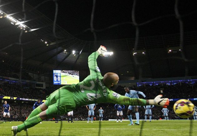 Yaya Touré z Manchesteru City střílí gól z pokutového kopu. Brankář Evertonu Tim Howard už na míč nedosáhl.