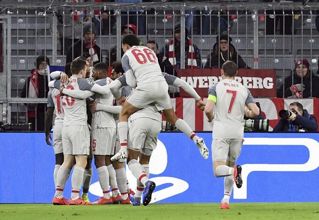 Liverpool poslal do vedení na hřišti Bayernu Sadio Mané. Fotbalisté anglického týmu měli obrovskou radost.