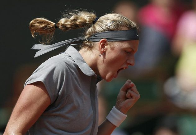 Petra Kvitová se raduje během utkání 3. kola French Open proti Rusce Kuzněcovové.