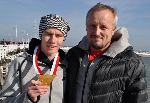 Pavel Maslák pózuje se zlatou medailí, kterou vybojoval na halovém mistrovství světa v polských Sopotech. Vpravo je jeho hlavní kouč Dalibor Kupka.