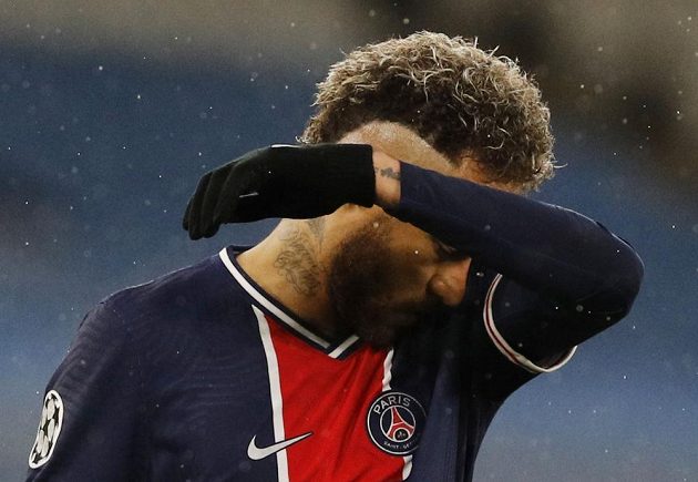 Zklamaný Neymar. Francouzskému Paris St. Germain se loňskou finálovou účast v Lize mistrů obhájit nepodařilo.