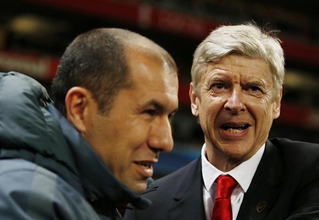 Kouč Arsenalu Arsene Wenger (vpravo)po boku trenéra Monaka Leonarda Jardima v osmifinále Ligy mistrů.