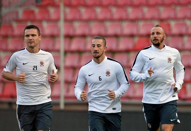 Sparťané se připravují na souboj s Bernem. Zleva útočník a kapitán Letenských David Lafata, záložníci Lukáš Vácha a Michal Breznaník.