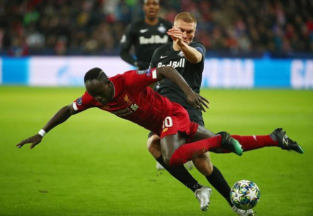 Liverpoolský útočník Sadio Mané zkouší pláchnout Rasmusi Kristensenovi ze Salcburku.
