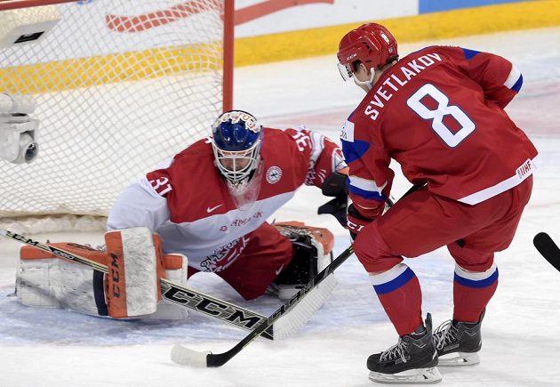 Dánský gólman Thomas Lillie a Rus Andrej Svetlakov ve čtvrtfinále MS dvacítek.