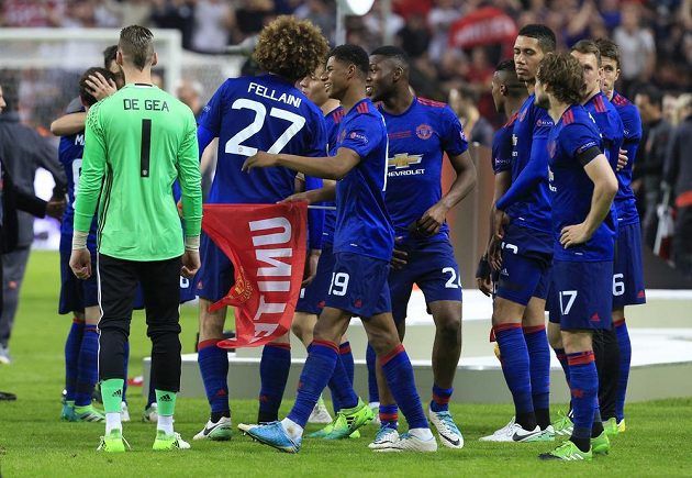 Už je konec. Fotbalisté Manchesteru United už vědí, že získali trofej pro vítěz Evropské ligy.