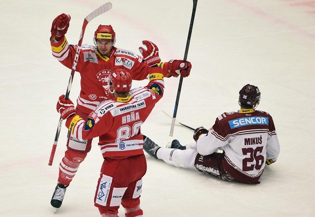 Třinečtí Jakub Orsava a Erik Hrňa se radují z první branky, vpravo Juraj Mikuš ze Sparty.