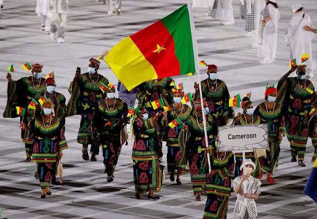 Kamerunská výprava nastupuje na Olympijský stadion během zahajovacího ceremoniálu LOH 2021 v Tokiu.