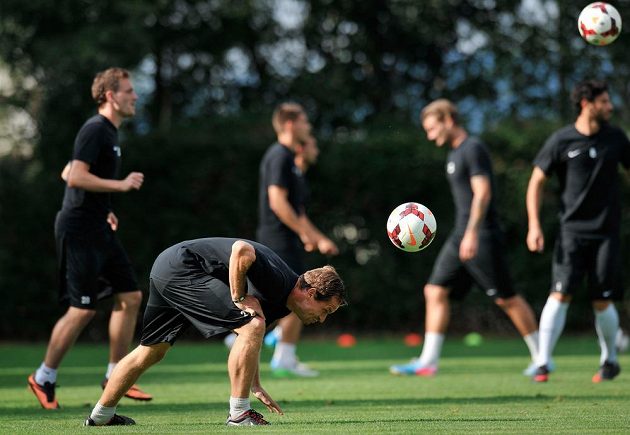 Záložník Jablonce Karel Piták (v popředí) před zápasem 4. předkola Evropské ligy s týmem Betis Sevilla.