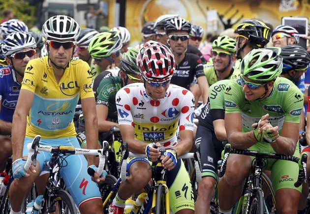 Lídr Tour de France Vincenzo Nibali (vlevo), nejlepší vrchař Rafal Majka a nejlepší sprinter závodu Peter Sagan při čtvrteční 18. etapě.