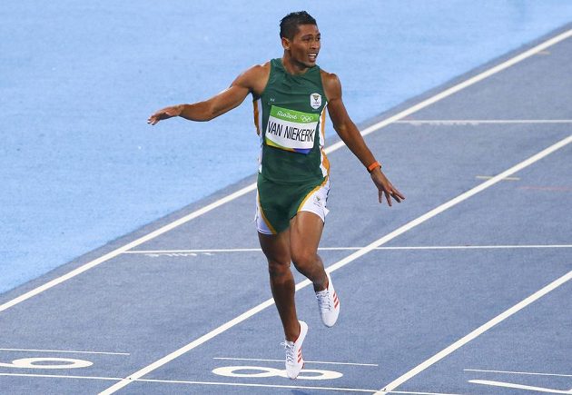 Wayde van Niekerk z Jihoafrické republiky vbíhá do cíle finálového závodu na 400 metrů, v němž stanovil nový světový rekord.