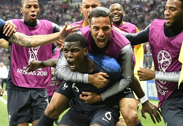 Paul Pogba (dole) se se spoluhráči raduje ze svého gólu, který se nakonec ukázal jako vítězný.
