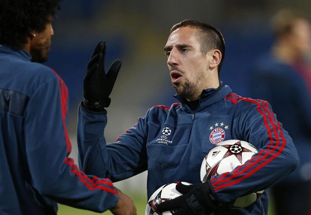 Franck Ribéry (vpravo), jedna z hvězd Bayernu Mnichov, hovoří na tréninku mužstva v Plzni s obráncem Dantem.