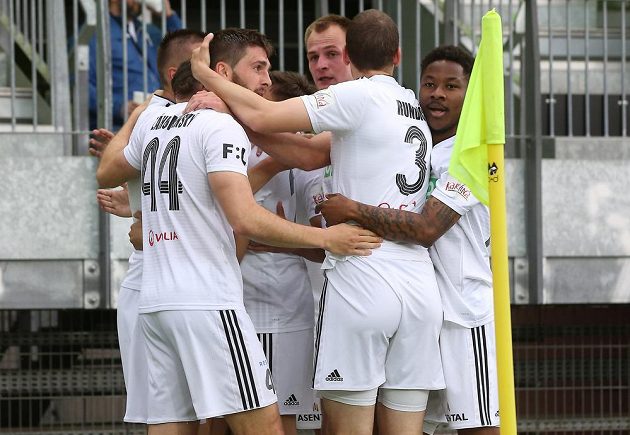 Karvinští fotbalisté se radují z úvodní branky v utkání baráže o první fotbalovou ligu.