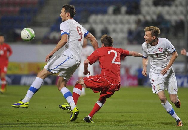 Nik Ledgerwood (uprostřed) z Kanady, záložník Ladislav Krejčí a útočník Libor Kozák (vlevo) z České republiky v přátelském utkání v Olomouci.