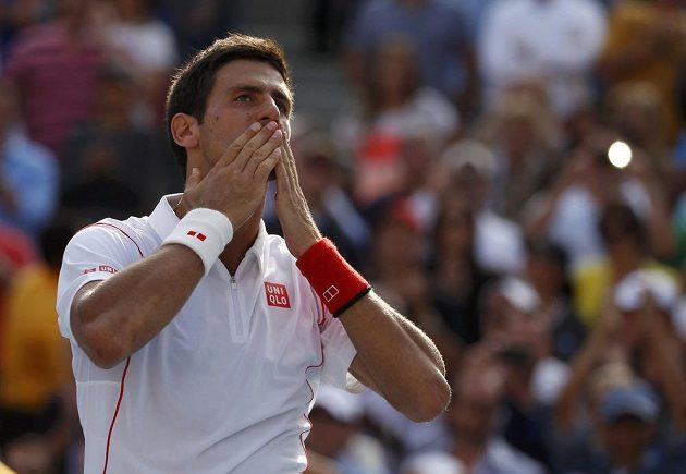 Srbský tenista Novak Djokovič se raduje z výhry nad Švýcarem Stanislasem Wawrinkou.