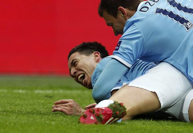 Samir Nasri (vlevo) oslavuje s Edinem Džekem gól Manchesteru City v bitvě o anglický Ligový pohár se Sunderlandem.